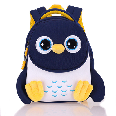 Les enfants imperméables de pingouin baladent le jardin d'enfants de sac d'école d'enfants d'enfant en bas âge du bébé 3D