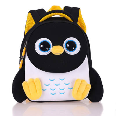 Les enfants imperméables de pingouin baladent le jardin d'enfants de sac d'école d'enfants d'enfant en bas âge du bébé 3D