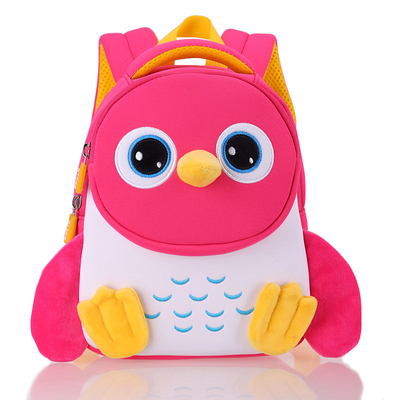 Les enfants imperméables de pingouin baladent le jardin d'enfants de sac d'école d'enfants d'enfant en bas âge du bébé 3D