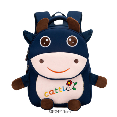Les enfants imperméables de vache baladent les filles animales de jardin d'enfants de la bande dessinée 3D façonnent des cartables
